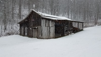 覆盖着雪的灰色棚子